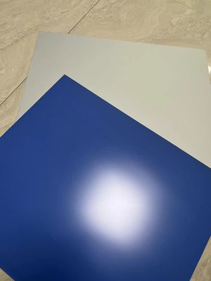 20 aylık geçerlilik süresi, 0.28 mm standart kalınlığı ve 1350 mm maksimum bobin genişliği ile işlemsiz baskı plağı